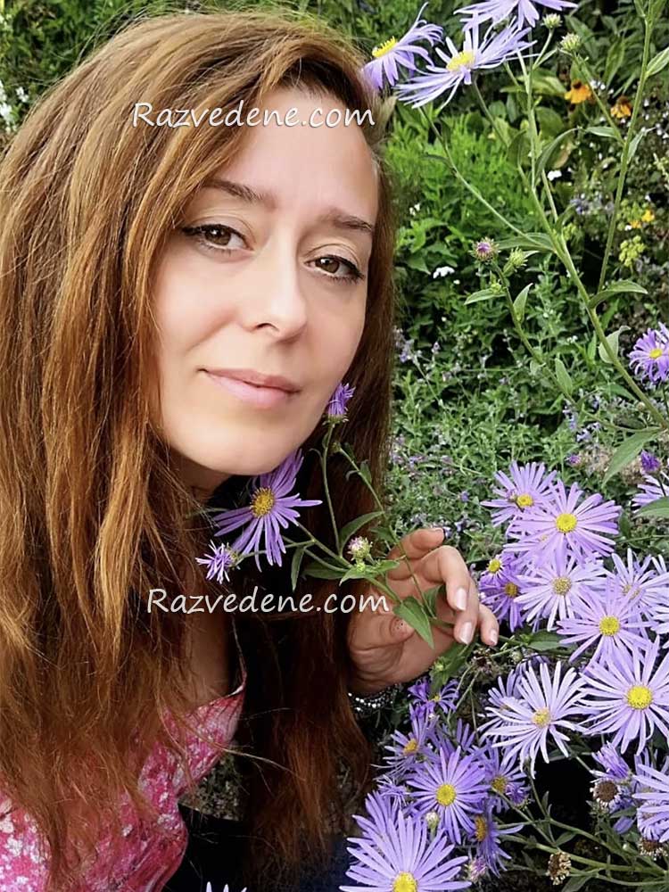 žena miriše cveće