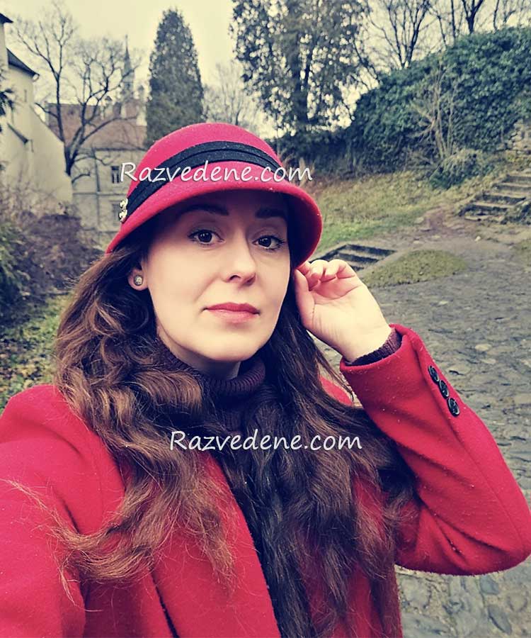 žena sa crvenim šeširom u crvenom kaputu
