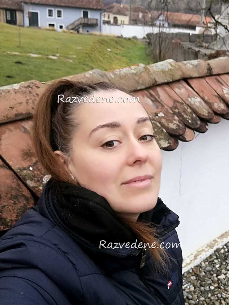 žena u jakni pored zida