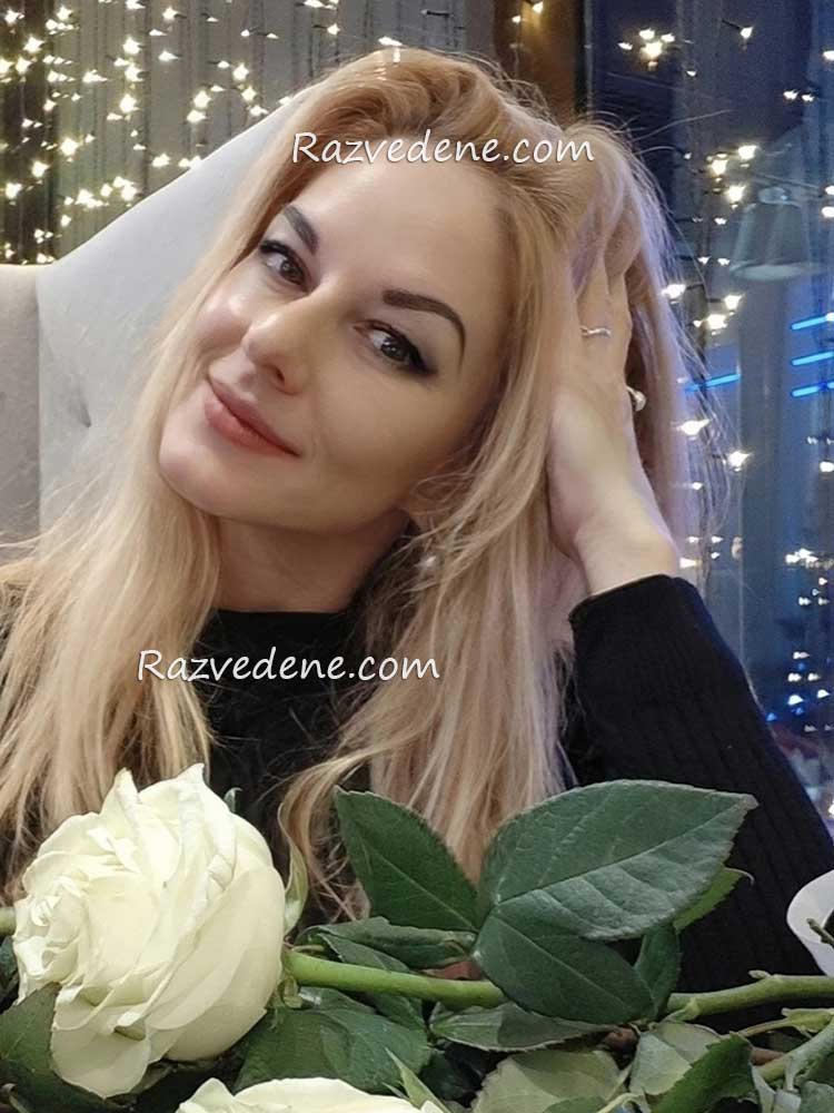 žena plave kose sa belom ružom u restoranu