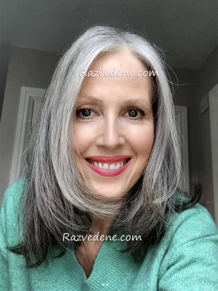 žena sa sedom kosom se smeje