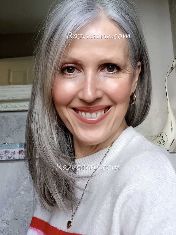 nasmejana žena sa sedom kosom